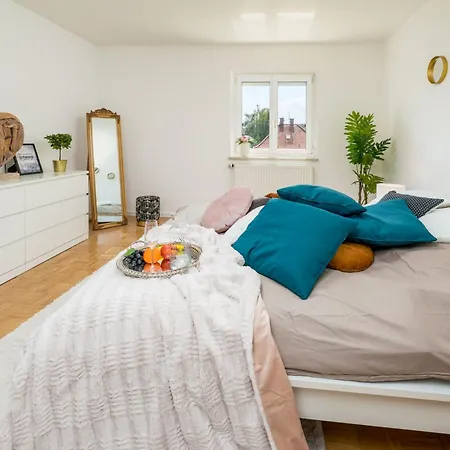 1og Links Helle 70m 2-zimmer Naehe Salzburg By Interhome