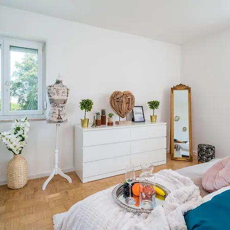 1og Links Helle 70m 2-zimmer Naehe Salzburg By Interhome *