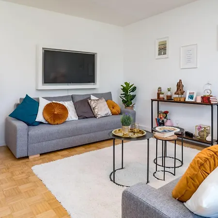 1og Links Helle 70m 2-zimmer Naehe Salzburg By Interhome